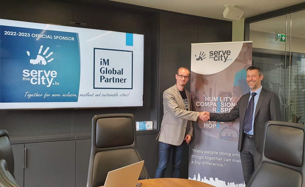 Nicolas Duprey and Alexandre Pierron shaking hands after the signing of the partnership agreement between Serve The City and iM Global Partner